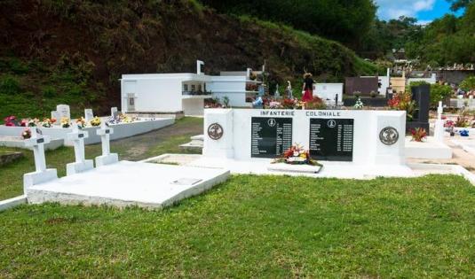 Des carrés militaires sous le ciel tahitien