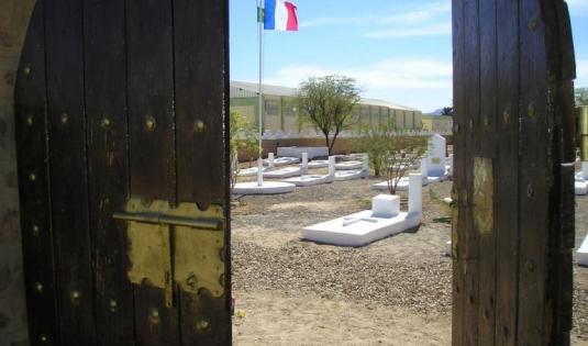 Un détail du cimetière militaire d’Atar en Mauritanie, décor de cinéma