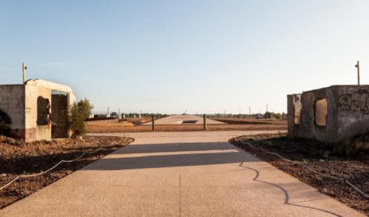 Le bâtiment du Mémorial du Camp de Rivesaltes