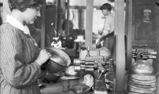 Paris, usines Simon, les étapes de la fabrication du casque Adrian