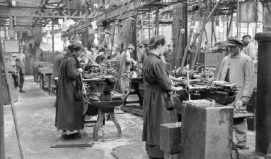 Ateliers de réparation de navires de guerre dans la rade de Toulon, mars 1916