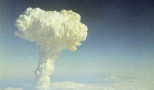 Explosion de la première bombe thermonucléaire française (tir Canopus) à Fangataufa en Polynésie française