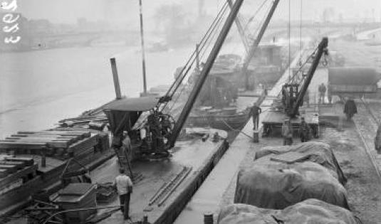 Le port de Rouen au mois de novembre 1916 : déchargement des marchandises à destination du front