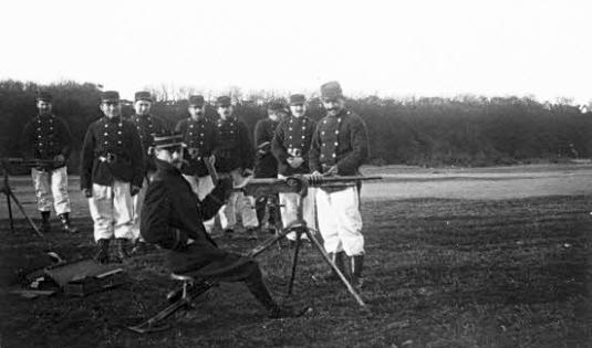 Archives photographiques du lieutenant Emile Coquibus affecté au 6e régiment d'infanterie coloniale : loisirs et formation militaire en France, 1906-1907
