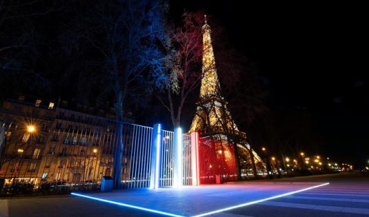 Trois colonnes face à la Seine