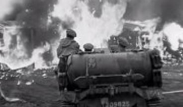 Camp de Bergen-Belsen, avril 1945. Les soldats britanniques libérateurs inhument les dépouilles des déportés puis incendient les baraques pour éviter la propagation des maladies. Film muet d'époque