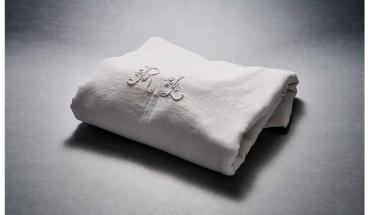 Drap blanc monogrammé utilisé par l'abbé Launay