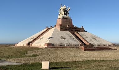 La nécropole nationale de Souain-Perthes-Les-Hurlus - Le monument-ossuaire de la Ferme de Navarin