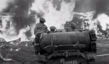 Camp de Bergen-Belsen, avril 1945. Les soldats britanniques libérateurs inhument...