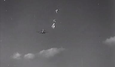 Un parachutage d'armes aux maquisards français (film d'époque)