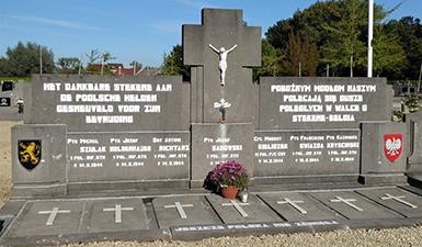 Mémorial aux soldats polonais du cimetière de Stekene