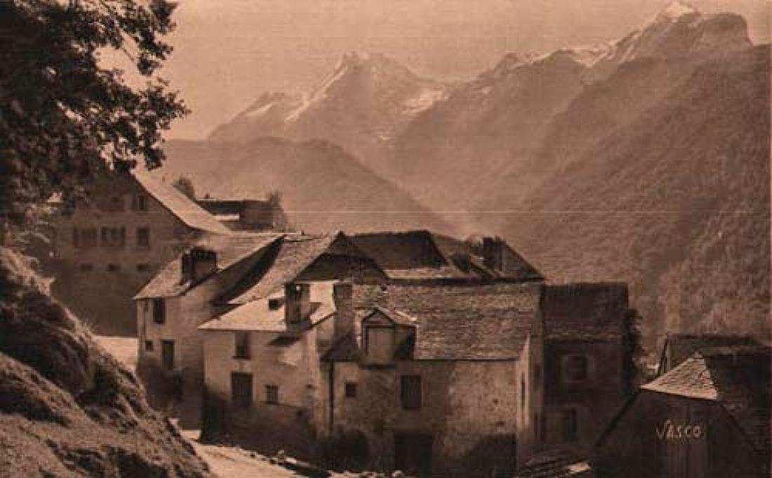 Carte postale de la vue de Eaux Bonnes vers 1900.