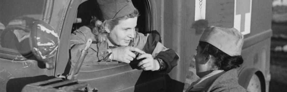 Jeune conductrice de l'armée française. ©ECPAD (TERRE 116-2404 - Photographe SCA inconnu)