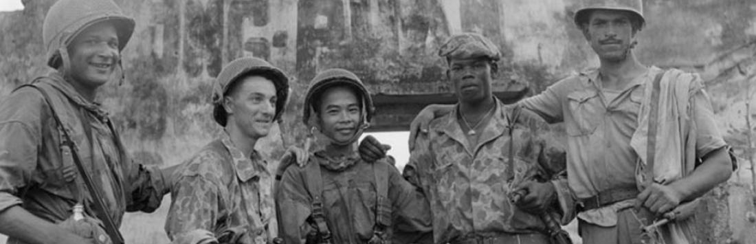 Des soldats de différentes origines posent pour un portrait de groupe lors de l'opération Camélia. Mai 1953. ©ecpad Des soldats de différentes origines posent pour un portrait de groupe lors de l'opération Camélia. Mai 1953. ©ecpad