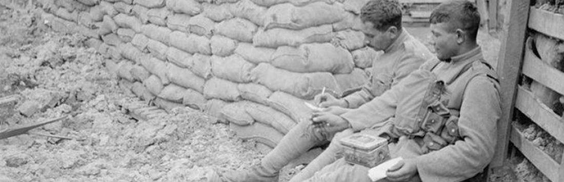 © IWM, Q5565, Soldats portugais écrivant des lettres dans les tranchées, près de Neuve-Chapelle, 25 juin 1917