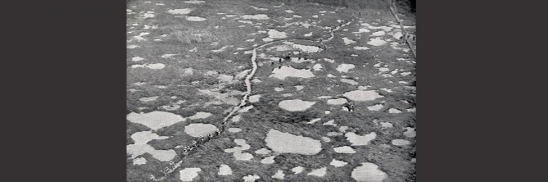 L'attaque du 26 septembre 1918, au nord de Tahure : fantassins traversant un terrain criblé de trous d'obus devenus autant de mares