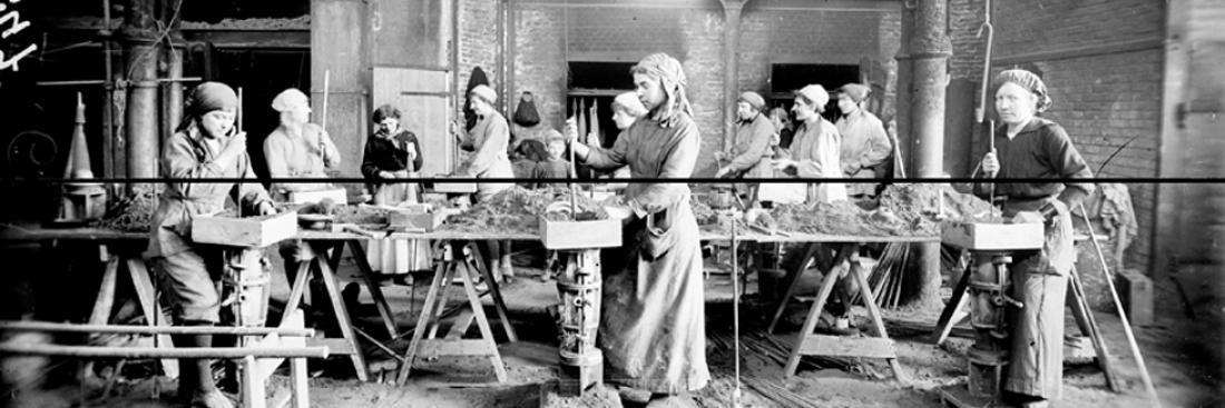 A Pompey, en Meurthe-et-Moselle, le 19 août 1917, des femmes fabriquent des noyaux de 155 mm. 