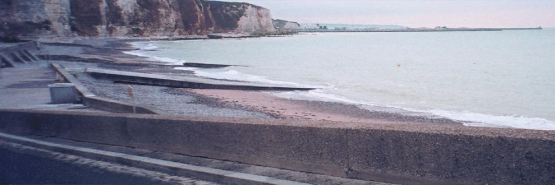 Der Hafen von Dieppe und die Steilküste, betrachtet vom Strand in Puys, 2002.