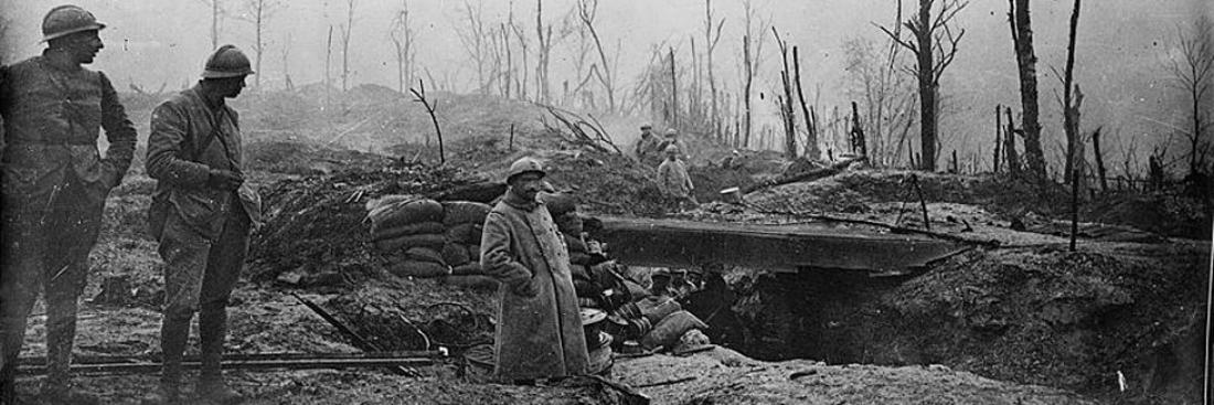 Soldats français photographiés dans leur tranchée. 