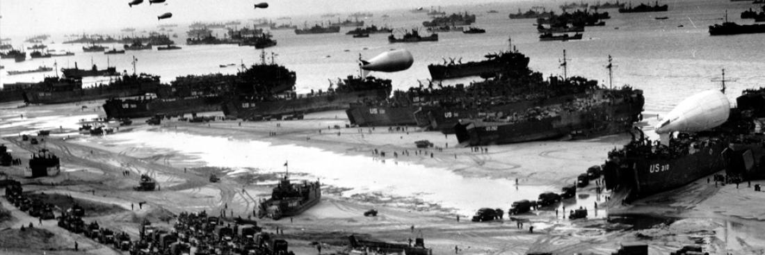 Véhicules et navires alliés au lendemain du débarquement. 