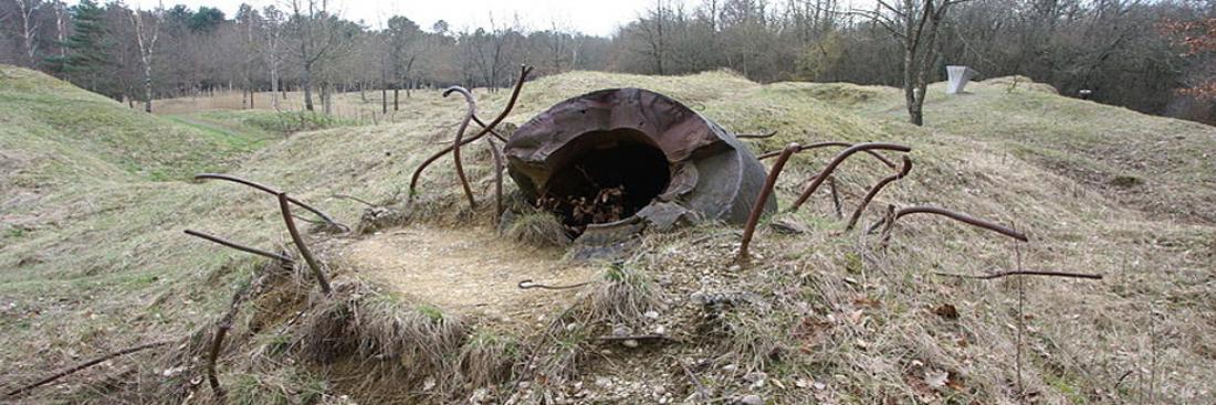 Thiaumont. Restes déchiquetés de l'observatoire cuirassé de l'ouvrage de Thiaumont, près de Verdun. Thiaumont. Restes déchiquetés de l'observatoire cuirassé de l'ouvrage de Thiaumont, près de Verdun. Source : Licence Creative Commons