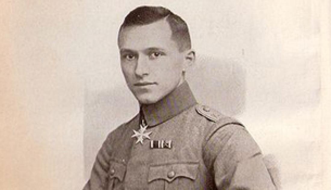 Ernst Jünger en uniforme arborant ses médailles et distinctions militaires de la Première Guerre mondiale. 1922.