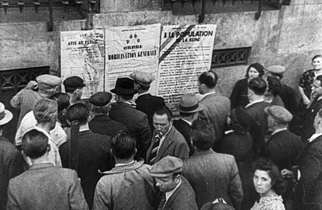 Foule parisienne prenant connaissance de l'ordre de mobilisation générale, septembre 1939. Foule parisienne prenant connaissance de l'ordre de mobilisation générale, septembre 1939.