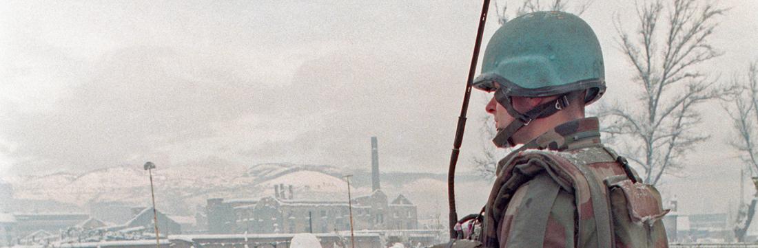 Ein Blauhelm schützt die Fußgänger auf einer Brücke, Sarajewo, 1995.