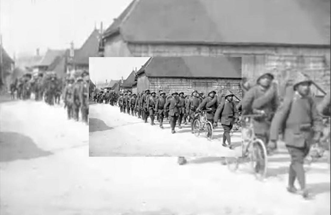 Die italienischen Einheiten von General Albricci durchqueren das Dorf Lhuître im Departement Aube auf dem Weg zur Front, 23. April 1918. 