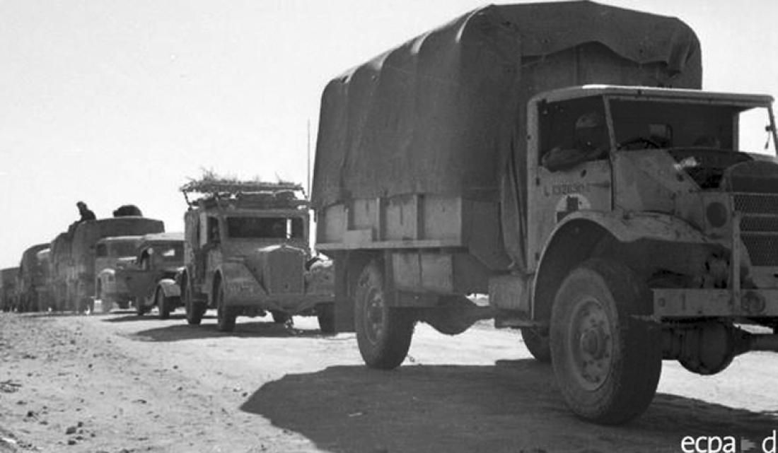 Colonne de véhicules en route vers le col d'Halfaya pendant le repli des troupes italo-allemandes, 31 octobre-10 novembre 1942. Colonne de véhicules en route vers le col d'Halfaya pendant le repli des troupes italo-allemandes, 31 octobre-10 novembre 1942.