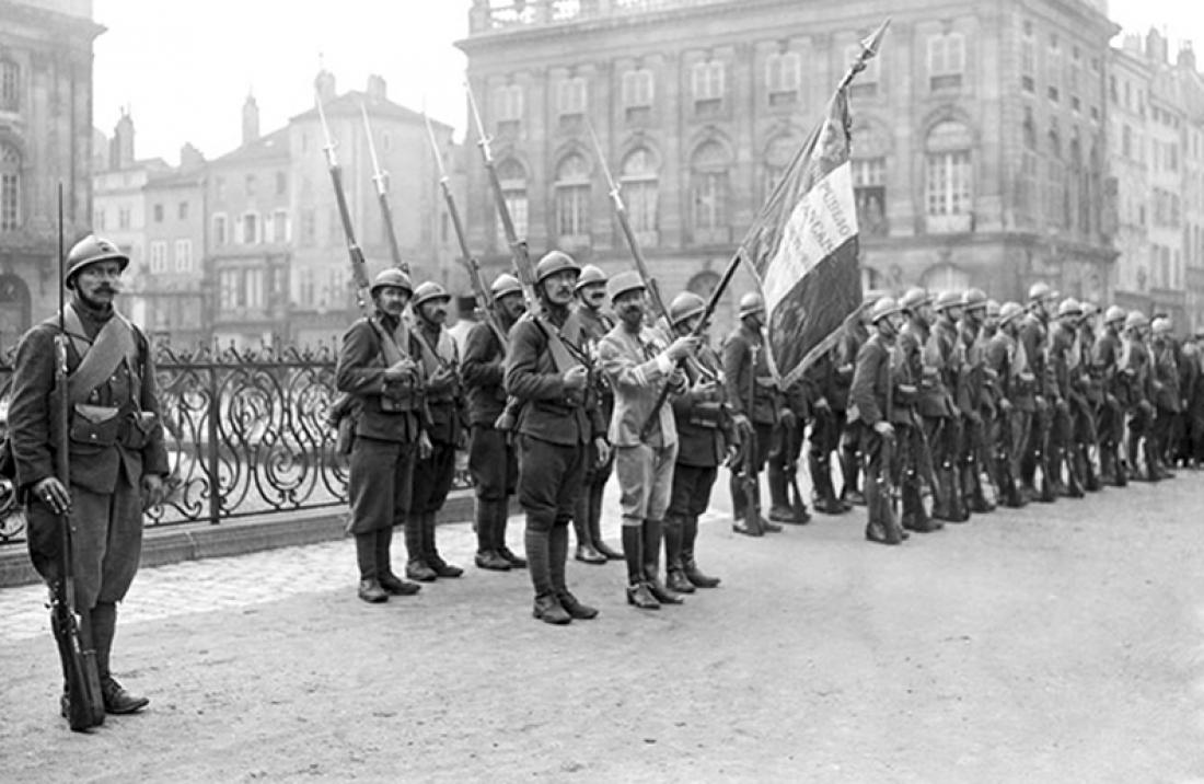 Le drapeau du régiment de Marche de la Légion Étrangère dans lequel servent les Transylvaniens.