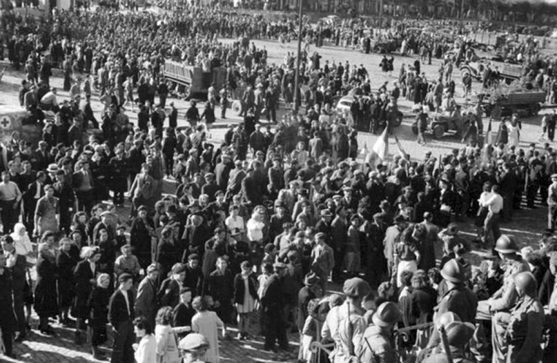 Foule devant l'hôtel de ville d'Autun tout juste libéré par les troupes de la 1re division de marche d'infanterie et les forces françaises de l'intérieur.