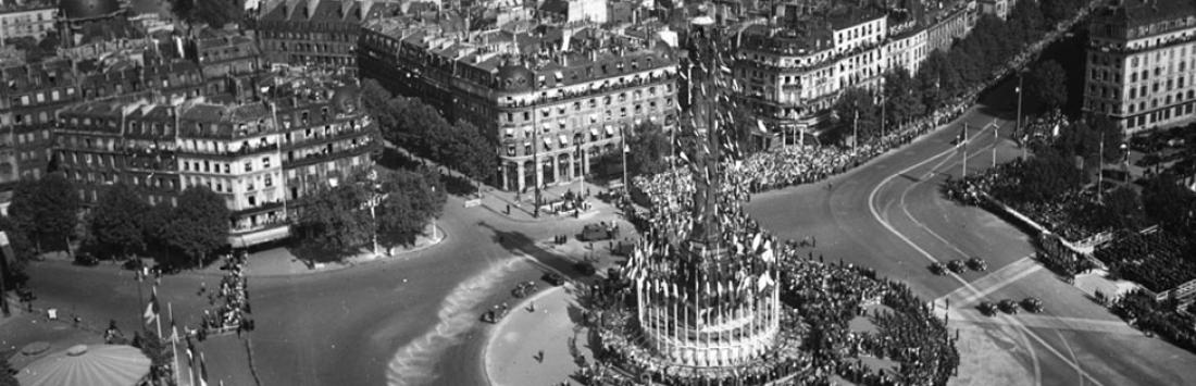 Défilé du 14 juillet 1945 à Paris. Vue aérienne de la place de la Bastille. ©ecpa>d