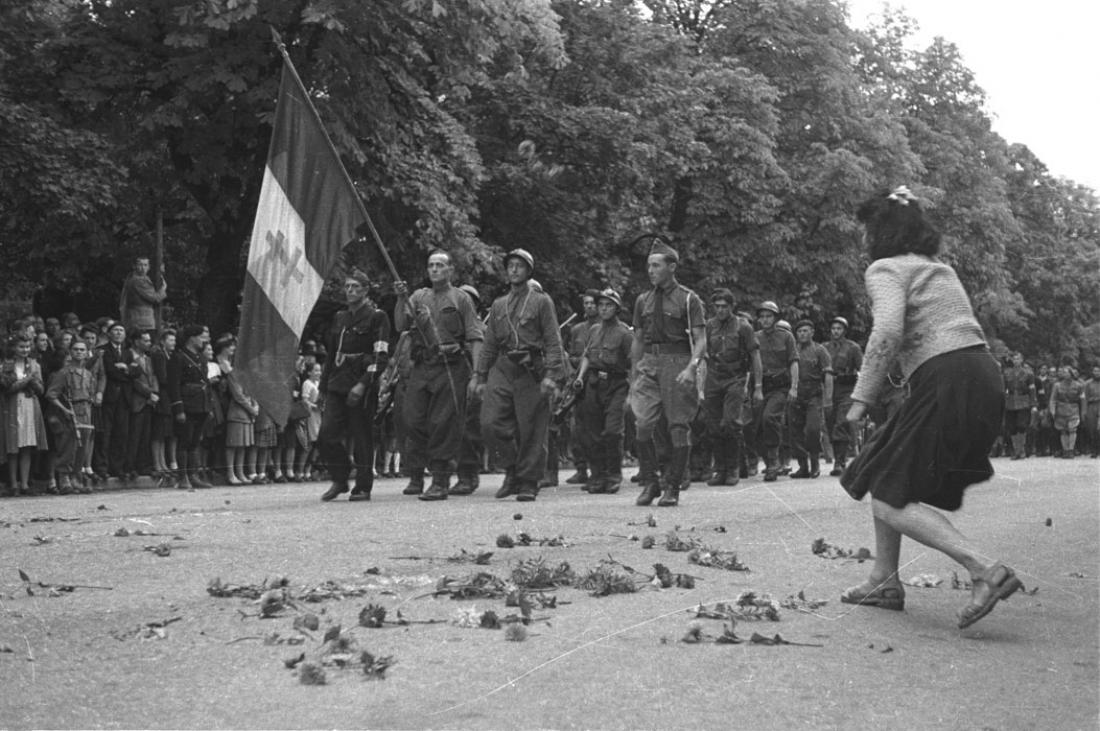 Parade der Truppen der FFI (Französische Streitkräfte des Inneren) in der befreiten Stadt Dijon. Beginnend am 23. September 1944 werden viele Mitglieder der FFI in die 1. Armee Frankreichs integriert. Quelle: SCA – ECPAD