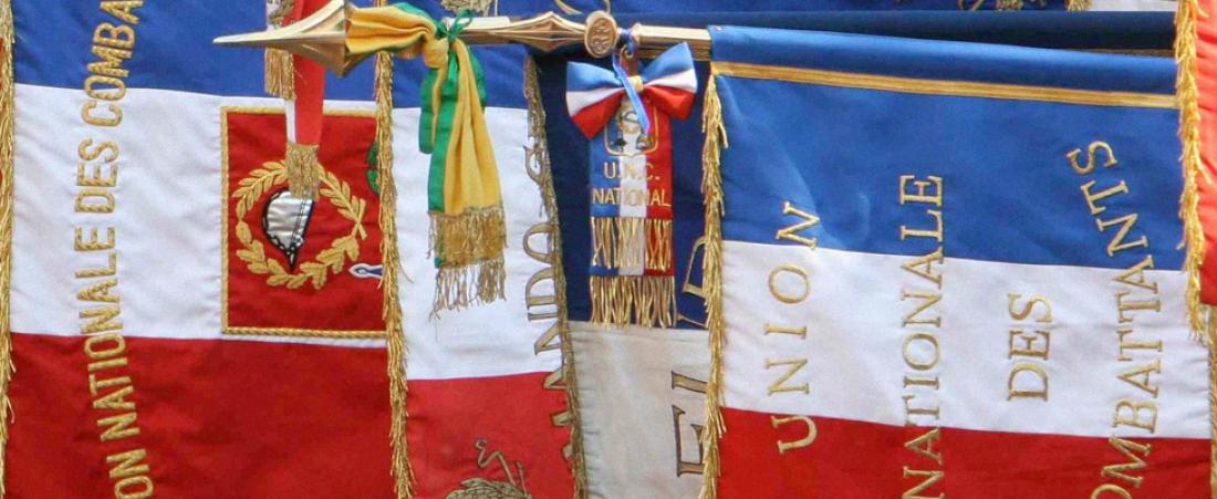 Wimpel der nationalen Union der Frontkämpfer. Fahne aus Stoff, bestehend aus drei Streifen in Blau, Weiß und Rot, mit den drei Buchstaben UNC