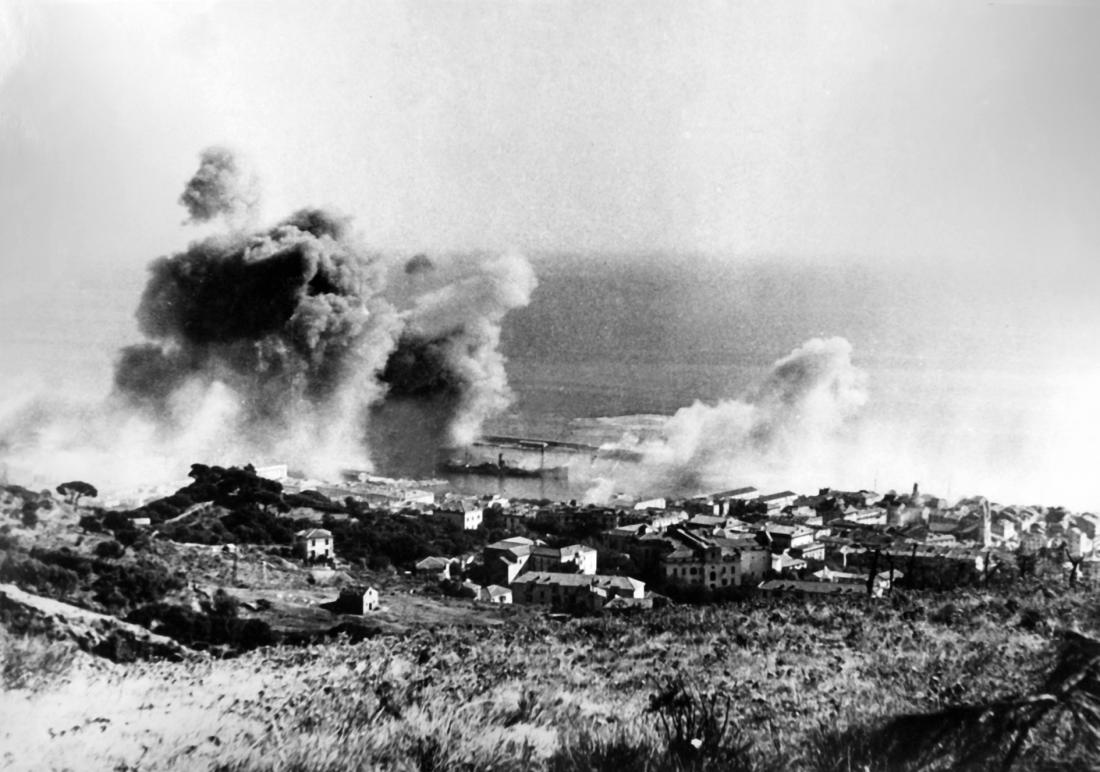 Bombardierung Bastias, Oktober 1943. Quelle: Service historique de la défense (zentrales Archiv des französischen Verteidigungsministeriums) Bombardierung Bastias, Oktober 1943.
