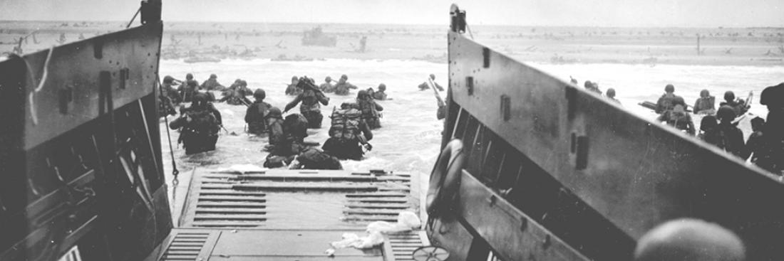 Barge de débarquement des troupes de la 1re division d'infanterie américaine, dans la matinée du 6 juin 1944 à Omaha Beach. 
