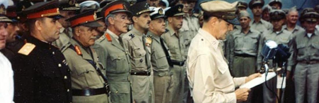 Capitulation du Japon, Baie de Tokyo, 2 septembre 1945.Le général de l'armée Douglas MacArthur, Commandant suprême des forces alliées, lisant son discours d'ouverture de la cérémonie de capitulation à bord de l'USS Missouri (BB-63), le 2 septembre 1945. Les représentants des forces alliés sont derrières lui. Capitulation du Japon, Baie de Tokyo, 2 septembre 1945.Le général de l'armée Douglas MacArthur, Commandant suprême des forces alliées, lisant son discours d'ouverture de la cérémonie de capitulation à bord de l'USS Missouri (BB-63), le 2 septembre 1945. Les représentants des forces alliés sont derrières lui.