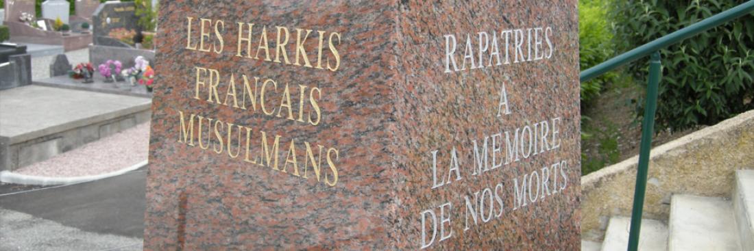 Stèle commune aux rapatriés d'Algérie et Harkis, érigée au cimetière de Sisteron ( Alpes-de-Haute-Provence 04). Stèle commune aux rapatriés d'Algérie et Harkis, érigée au cimetière de Sisteron ( Alpes-de-Haute-Provence 04).
