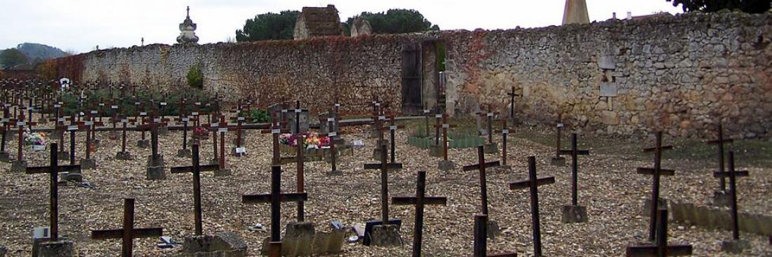 Cimetière des Oubliés à Cadillac (Gironde, France). Le mur de clôture protégé. 