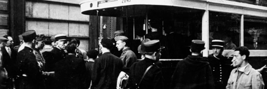 En 1941, arrestation de Juifs en territoire occupé. Les détenus sont transportés à Paris en autocar. 