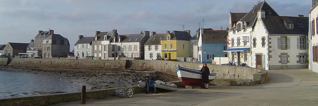 Île-de-Sein, quai des Français libres. Source : Licence Creative Commons