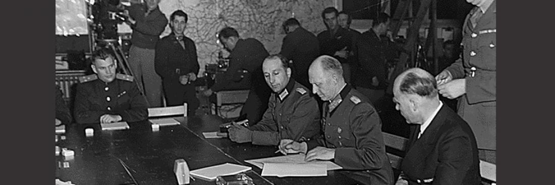 Dans le SHAEF qui se trouve à Reims, musée de la Reddition, les plénipotentiaires allemands dans la salle de guerre du premier étage. 