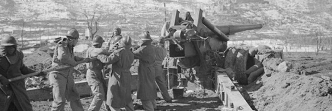 Sur le front français d’Italie, nettoyage de la bouche à feu d’une pièce de 155 long. Ces pièces tirent surtout la nuit sur les convois ennemis. Le canon de 155 mm Gun M1 appartient à la 4e batterie du régiment d’artillerie coloniale du Levant placé en réserve générale du CEF, Acquafondata. Février 1944. Source : ECPAD, photo Jacques Belin