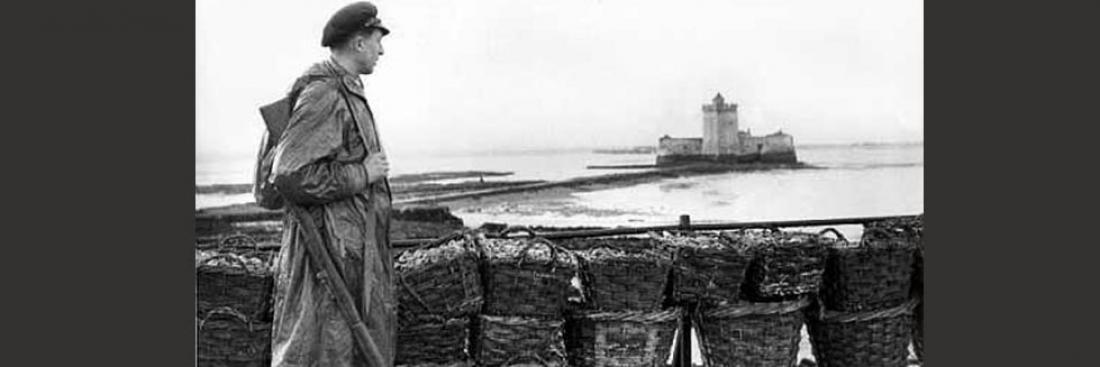 F.F.I. en faction à l'estuaire de la Seudre (Charente-Maritime). Les paniers d'huîtres sont maintenant remplis de sable. À l'arrière-plan, le port de Chapus. Au loin, l'Ile d'Oléron d'où l'ennemi tire toujours. 