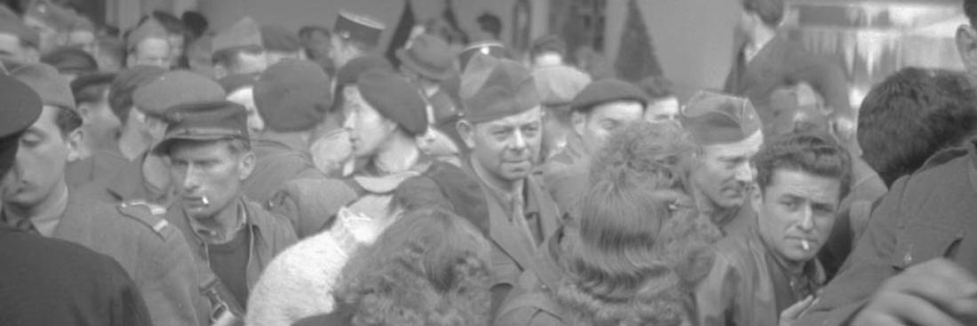 Un train de prisonniers de guerre français libéré vient d'arriver en gare d'Orsay.  Avril 1945. 