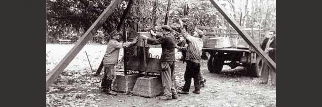 Des prisonniers allemands chargent des mines de plages dites 