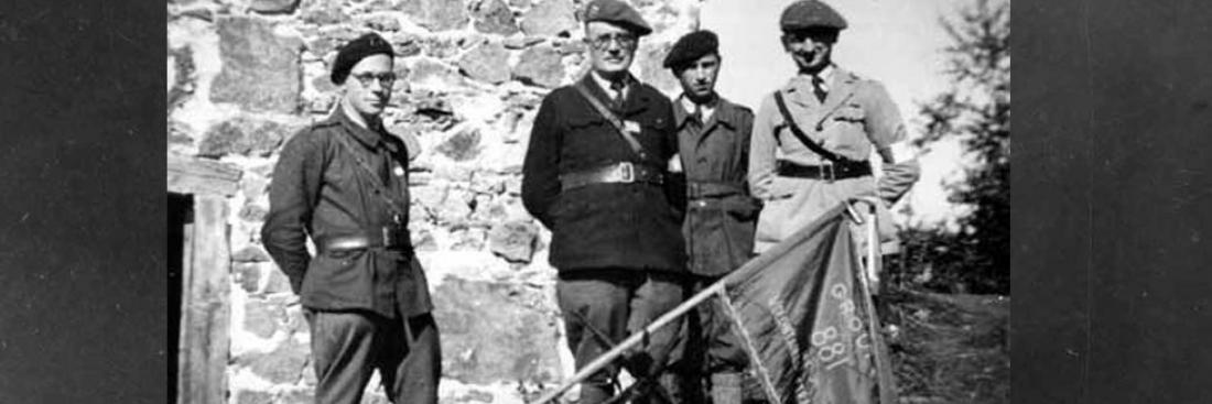 Membres du GTE de Neuvic - été 1944. En uniforme, le capitaine Moulinet, responsable du GTE et fondateur de la 1re compagnie de l'Armée Secrète de Haute-Corrèze.