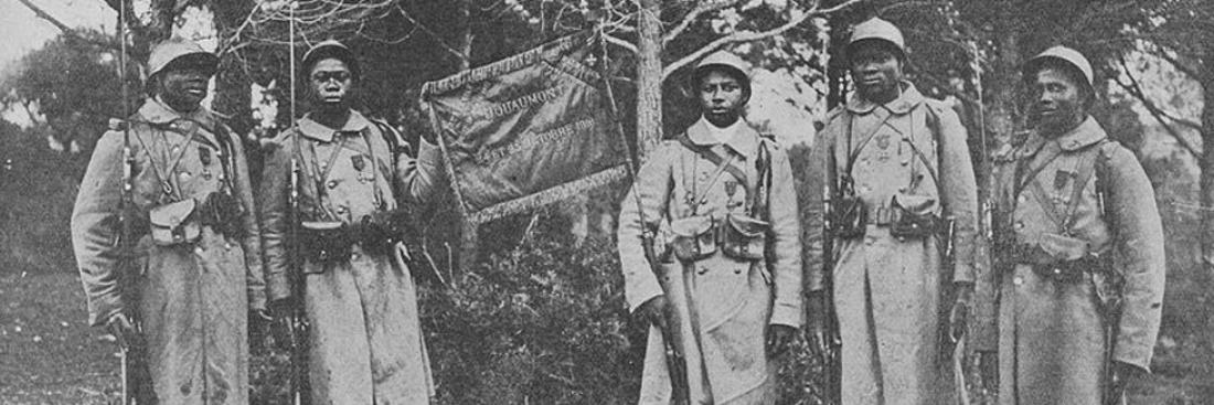 12 January 1918. The flag of the 43rd Battalion of Senegalese Tirailleurs, decorated with the fourragère. Source: L’album de la guerre 1914-1919. © L’illustration 
