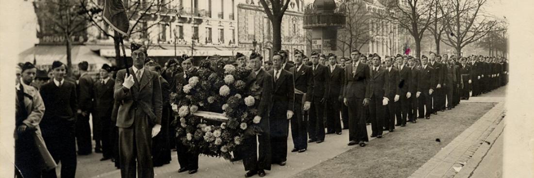 Manifestation du 11 novembre 1940. Des étudiants de l'Institut agronomique s'apprêtent à défiler sur les Champs Élysées pour fleurir la Tombe du Soldat inconnu. Manifestation du 11 novembre 1940. Des étudiants de l'Institut agronomique s'apprêtent à défiler sur les Champs Élysées pour fleurir la Tombe du Soldat inconnu.